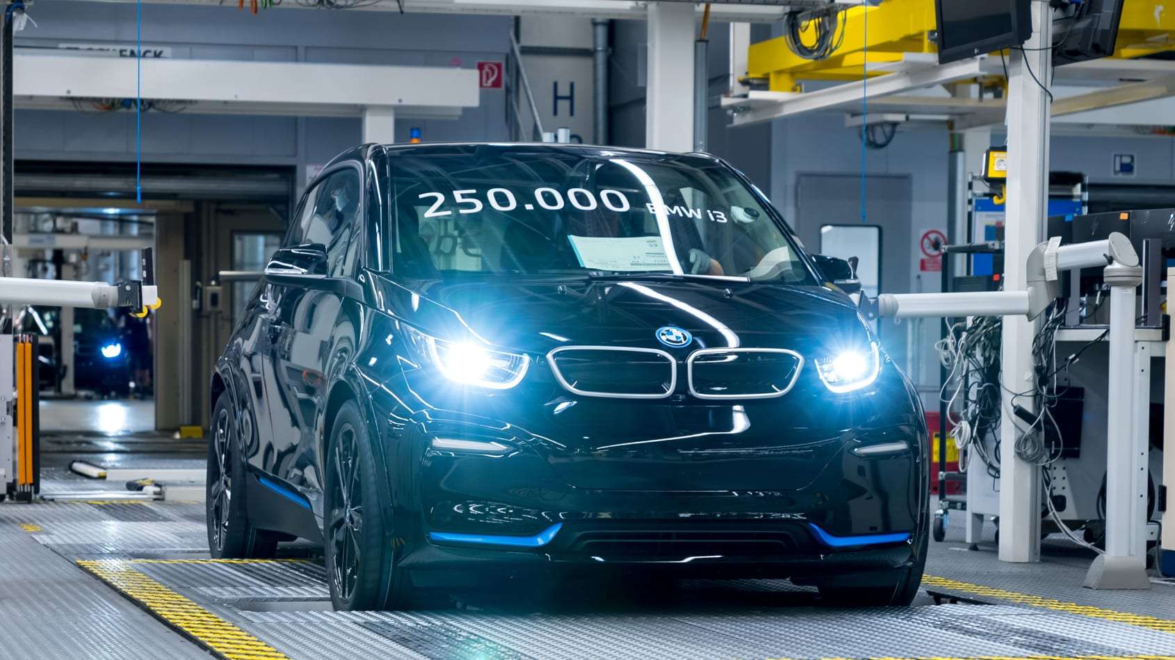 BMW i3 на парковке