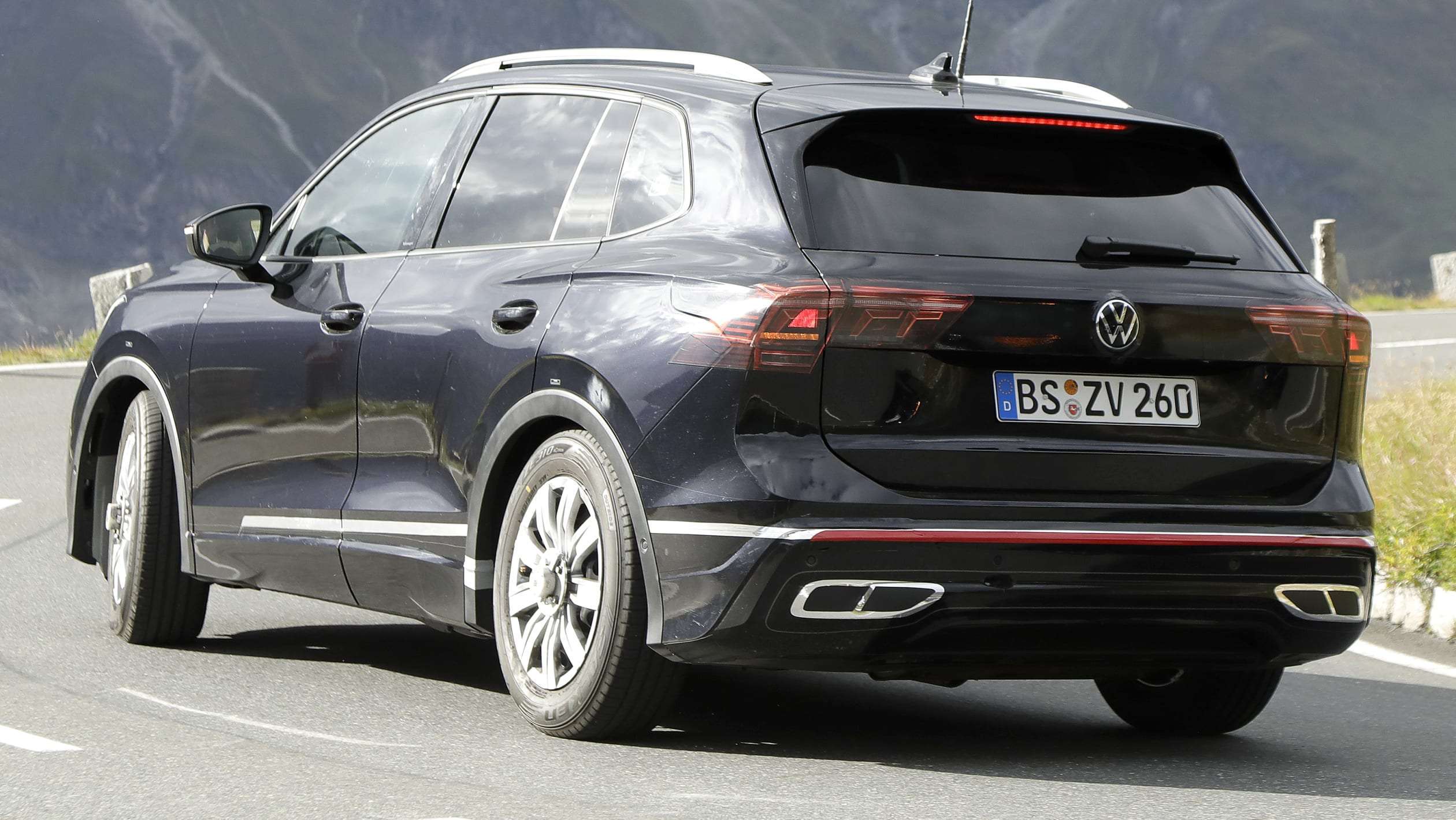 VW Tiguan - rear cornering