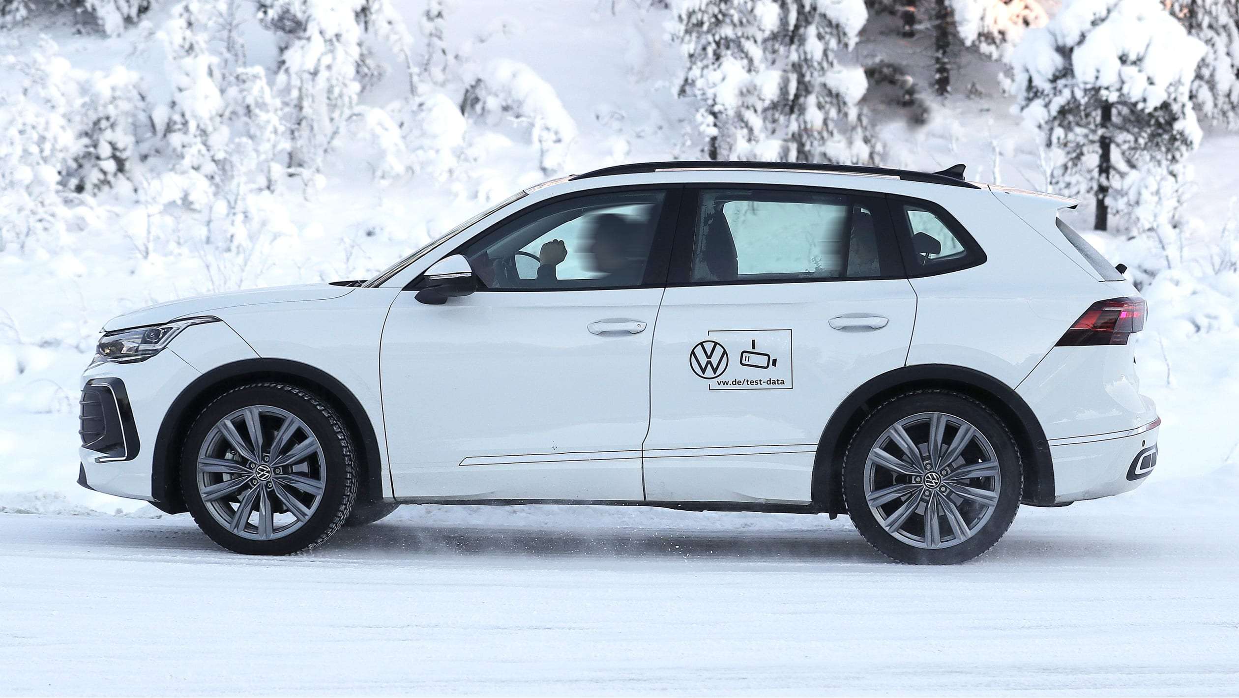 Volkswagen Tiguan (winter testing) - side