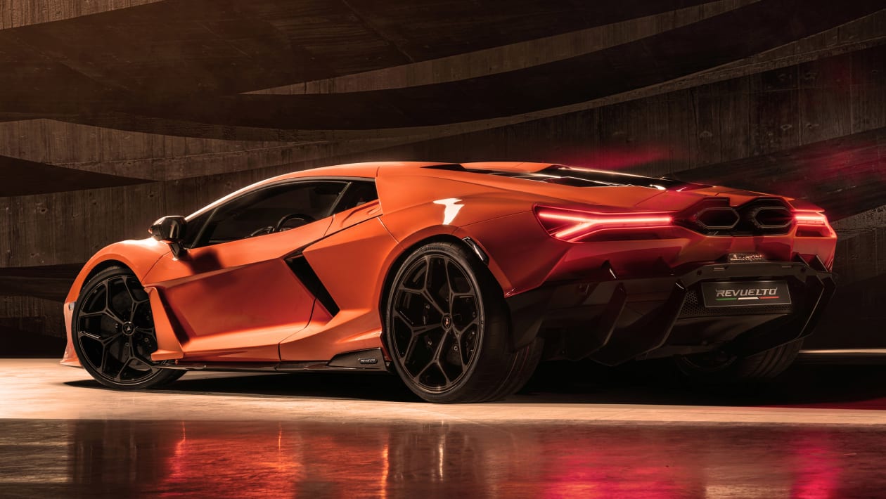 Lamborghini Revuelto — сзади
