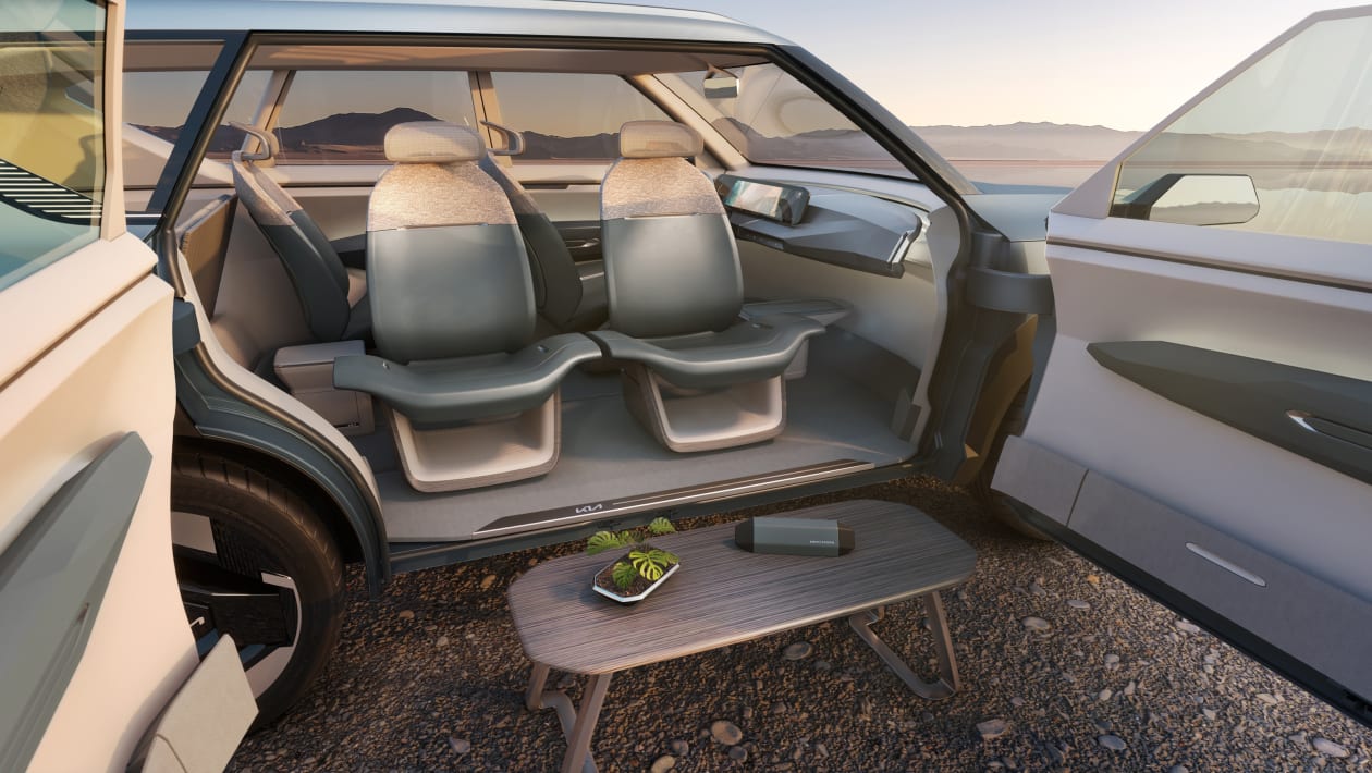 Kia Concept EV5 - расположение столика пассажирского сиденья