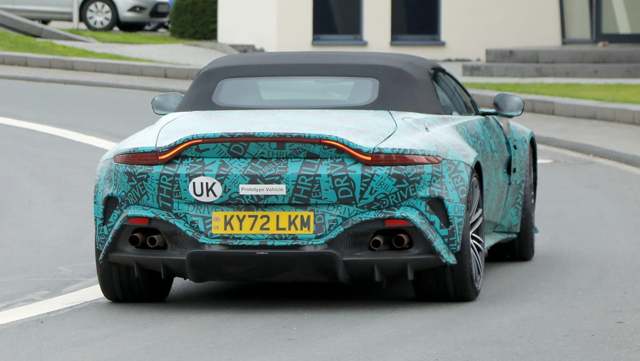 2024 Aston Martin Vantage Roadster (камуфляж) — задний поворот