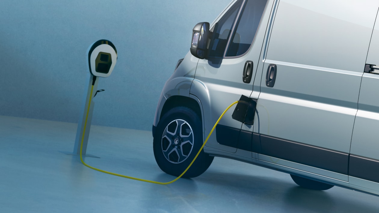 Vauxhall Movano Electric 2024 года подключен к зарядному устройству